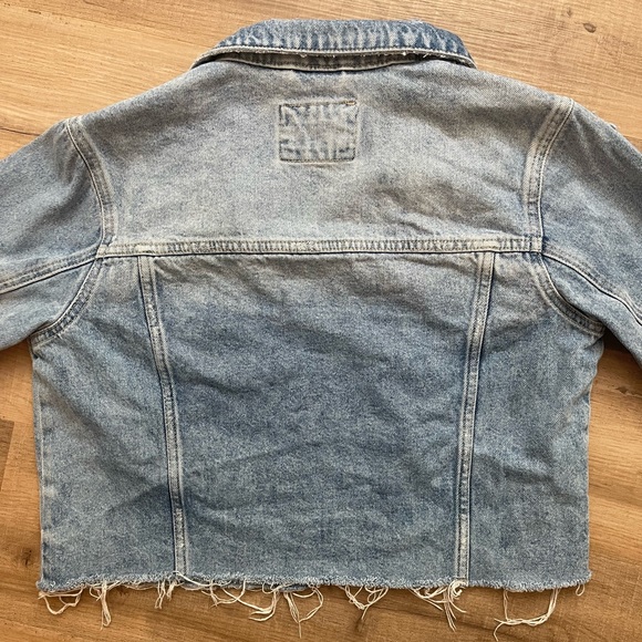 ❌SOLD❌ FOREVER 21 Distressed Cropped Denim Jacket - Picture 6 of 11